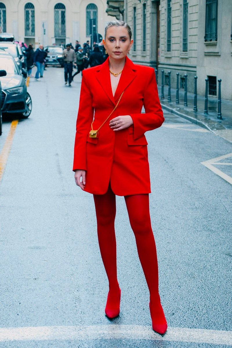 Red dress for Milano Fashion Week.  Lifestyle photographer Milan.