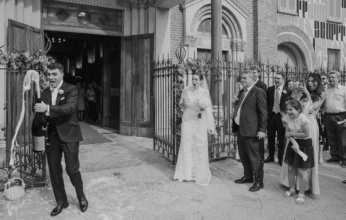 il lancio del riso- chiesa San Calimero - fotografia di matrimonio - Milano - Lombardia - curata da Lorenzo Mazzega Wedding Photographer