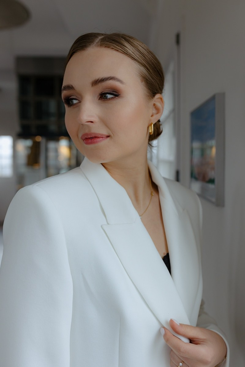 bride classic daylight portrait