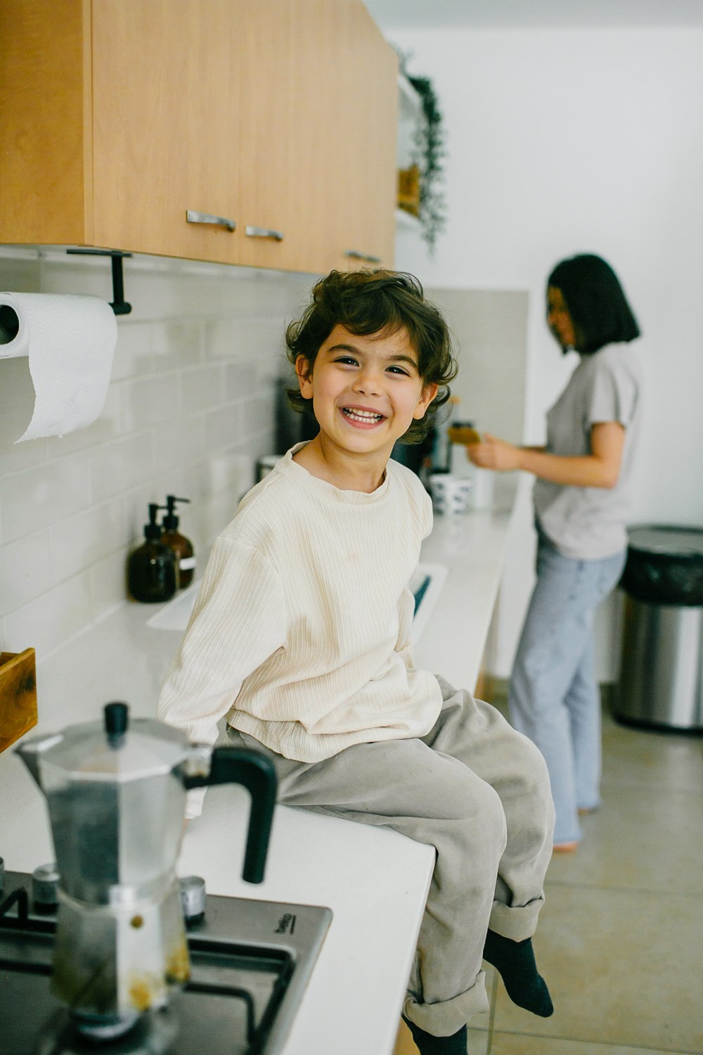 Mom&daughter at home. Family photographer in Israel