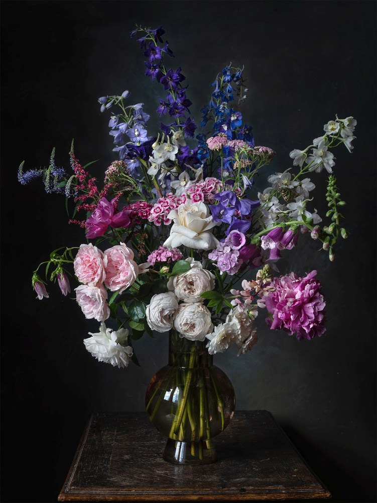 Натюрморт с дельфиниумами и розами