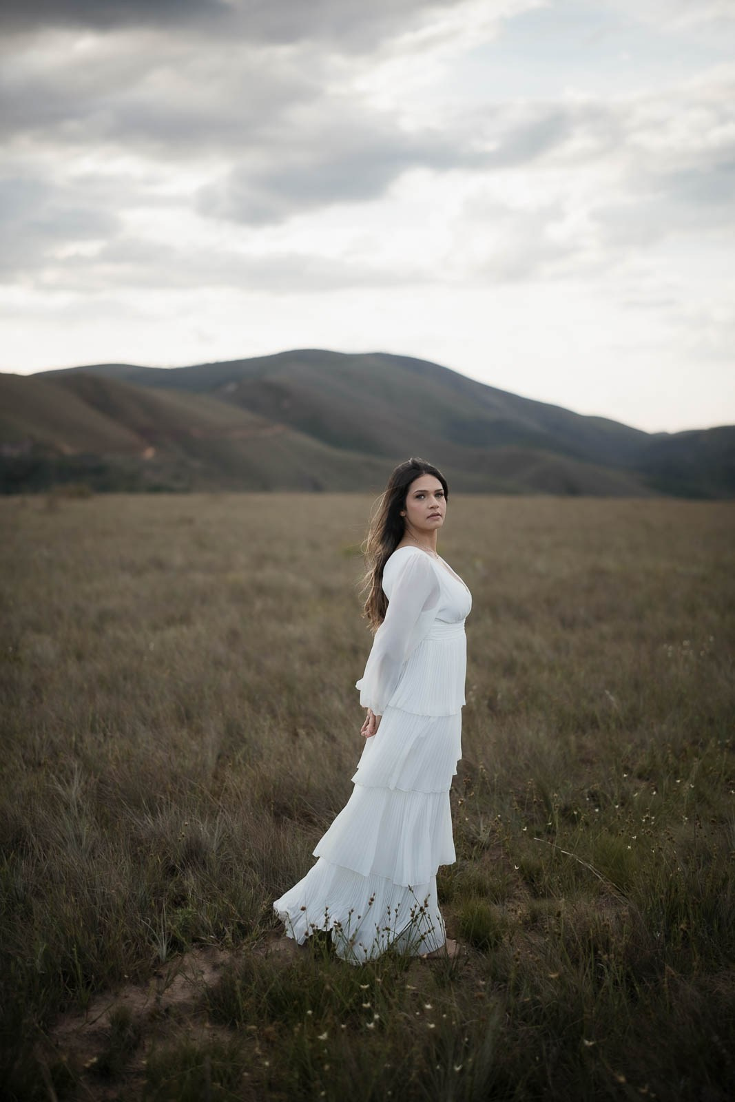 Larissa e Rafael em pre wedding em Lavras Novas MG com estilo documental e editorial. Fotografias leves e verdadeiras por Edu e Josi Fotografia, fotógrafos de casamento.