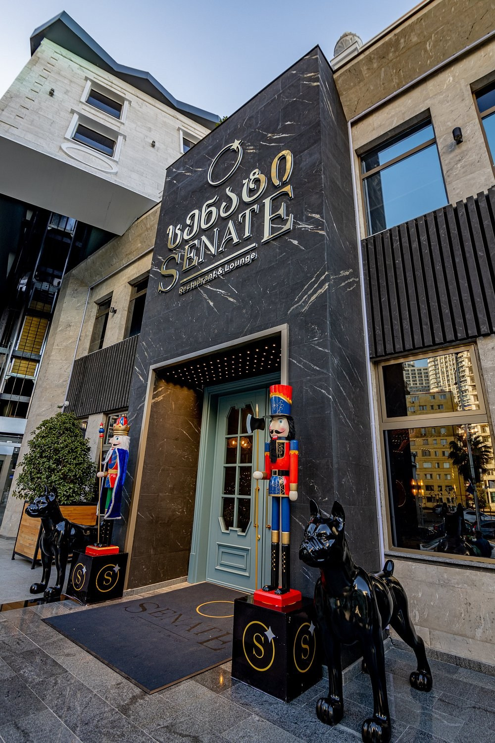 Senate Restaurant & Lounge. Главная