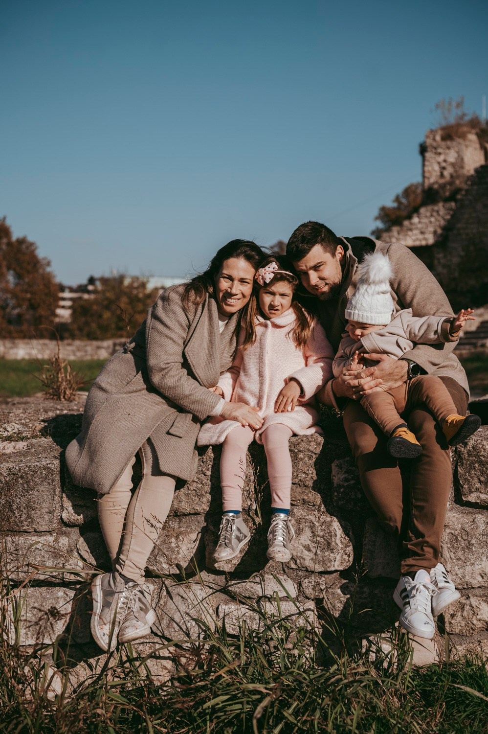 Iva, Ivan, Tara i Stefan — porodicno fotografisanje napolju. Deciji i porodicni fotograf u Beogradu Oksana Skendzic