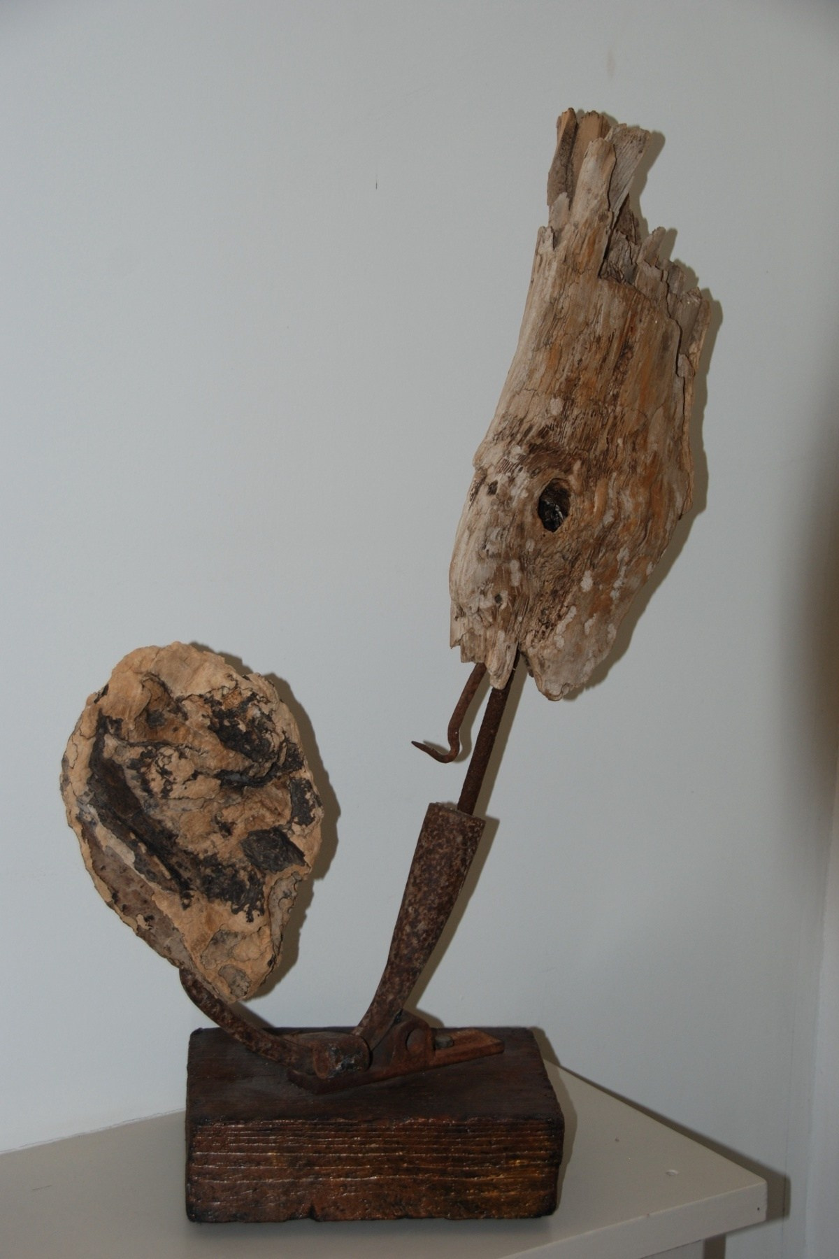 Two wood heads staring at each others allowing many interpretations 