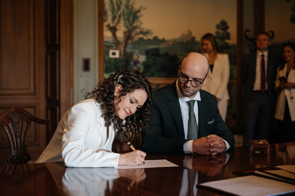 bride signs the wedding contract