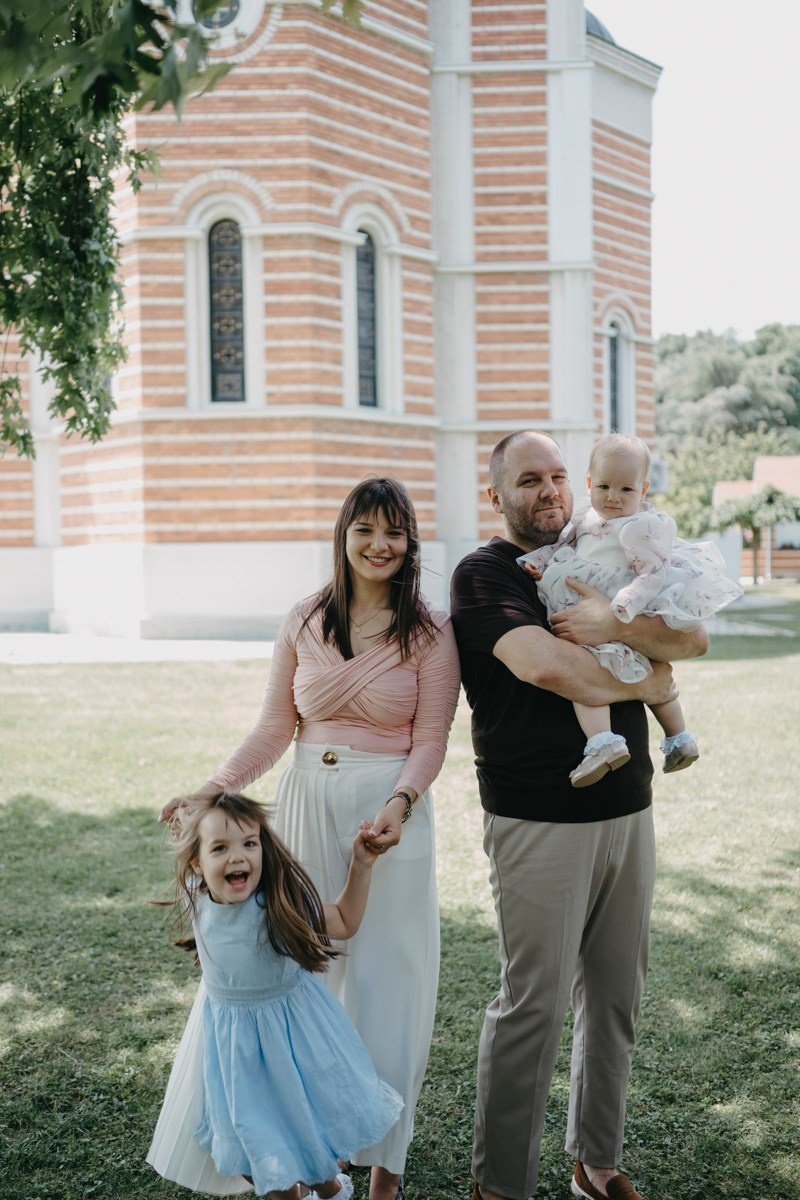 Verino krstenje / Crkva Rodjenja Presvete Bogorodice, Batajnica. Deciji i porodicni fotograf u Beogradu Oksana Skendzic