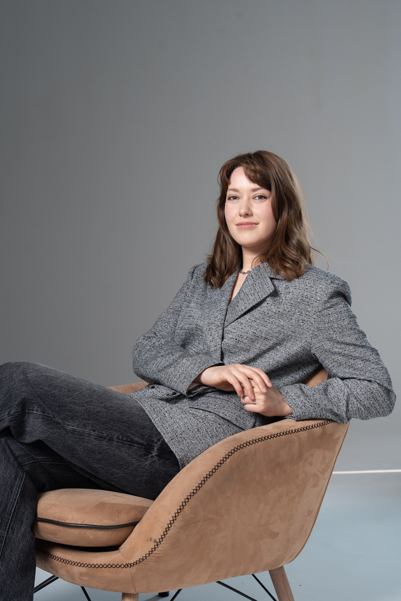 Бизнес-портрет для личного бренда. Женщина в светлом костюме, студия Москв