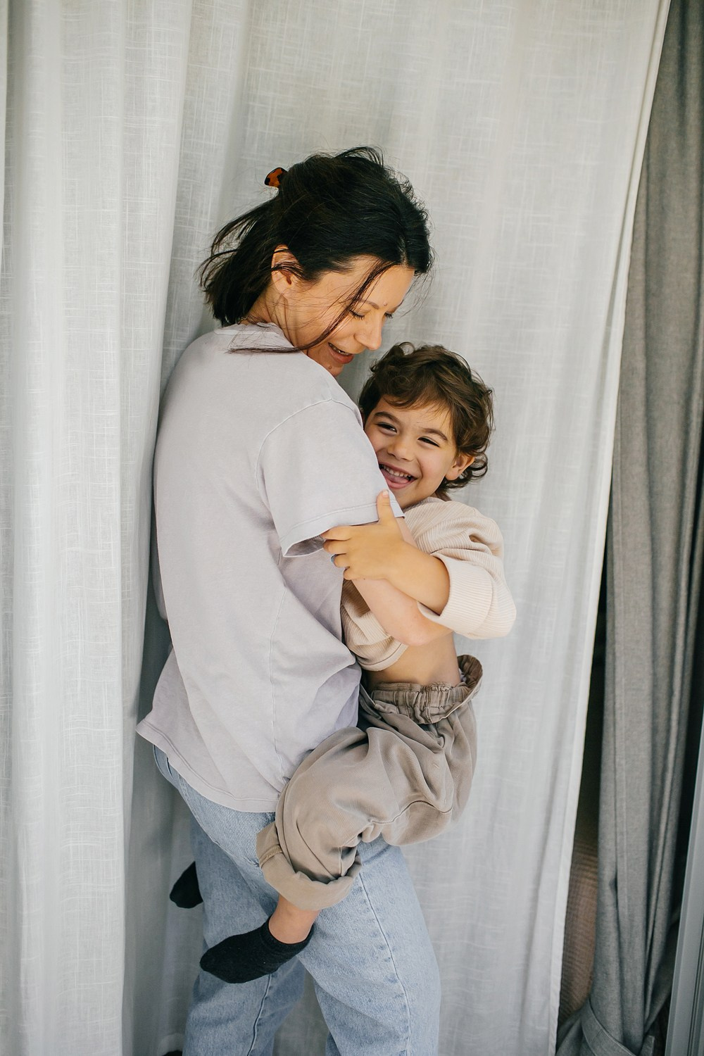 Mom&daughter at home. Family photographer in Israel