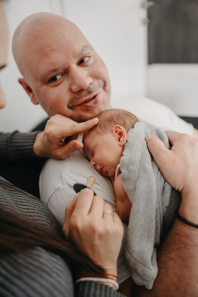 Kad je ljubav postala jos veca — porodicno fotografisanje kod kuce. Deciji i porodicni fotograf u Beogradu Oksana Skendzic