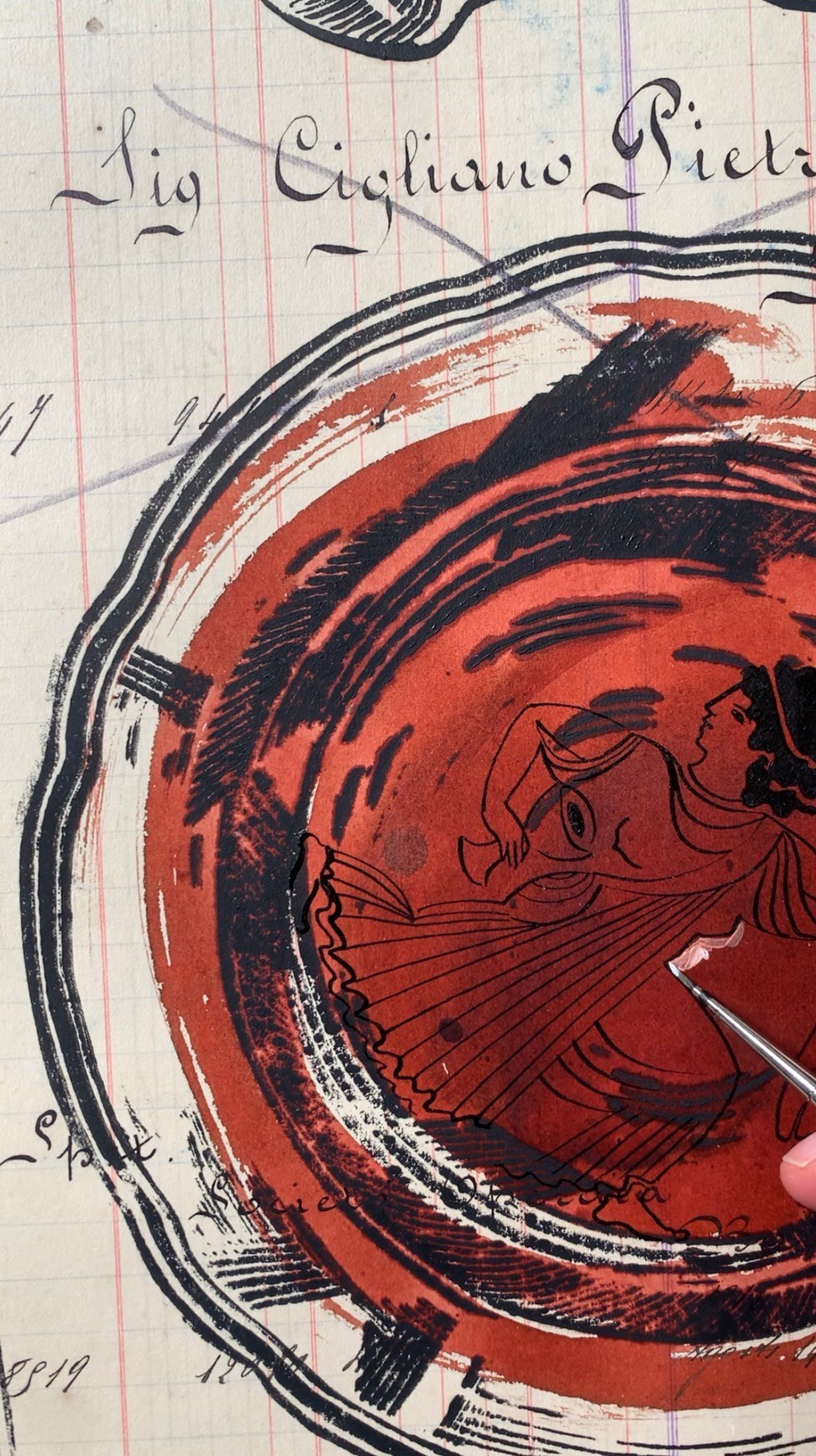 In Panem Quotidianum, Nadia Kuprina riflette sulla tradizione della decorazione dei piatti come forma di memoria culturale. Il piatto, dipinto in inchiostro seppia e ispirato alle ceramiche elleniche, non è semplice oggetto domestico: è superficie narrativa. Stampato a mano in linoleografia su un registro contabile del 1918–1930, dialoga con nomi e tracce di vite passate. L’opera mette in relazione antico e moderno, sottolineando come la ceramica decorata custodisca storie, identità e rituali di condivisione.