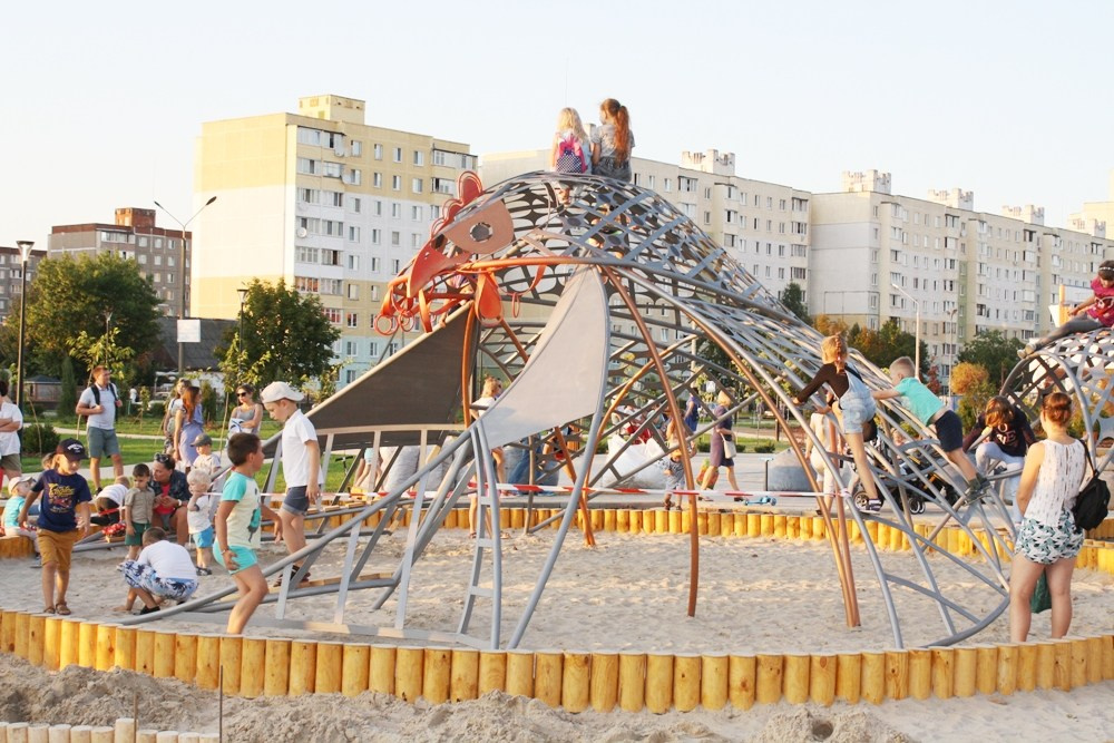 Композиция «Курочка ряба». Творческий коллектив Л. Леснякова, П. Войницкий. 2019. Сталь, лазерная резка, ковка, сварка.. Парк семьи, любви и верности. Солигорск