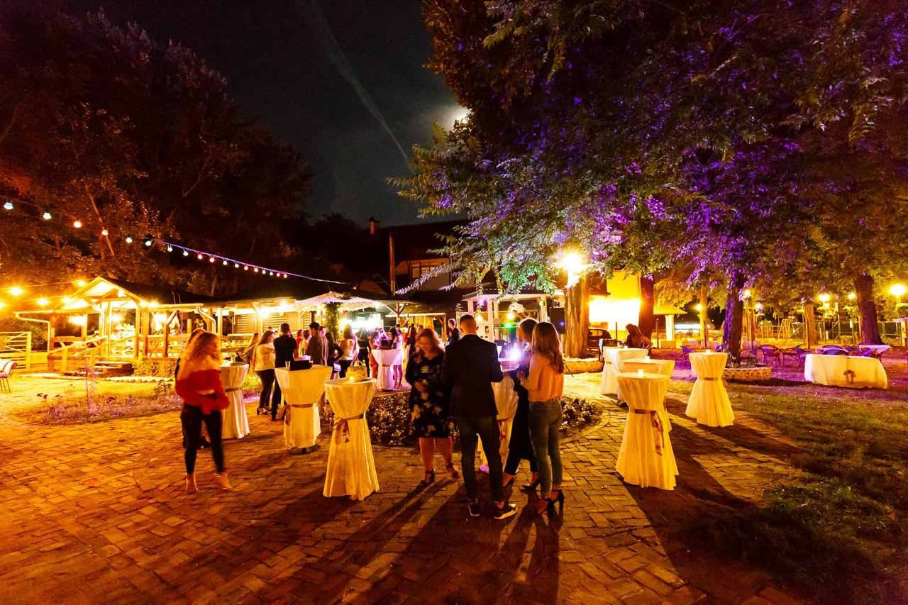 Noćna proslava 18. rođendana sa osvetljenjem i gostima na otvorenom.