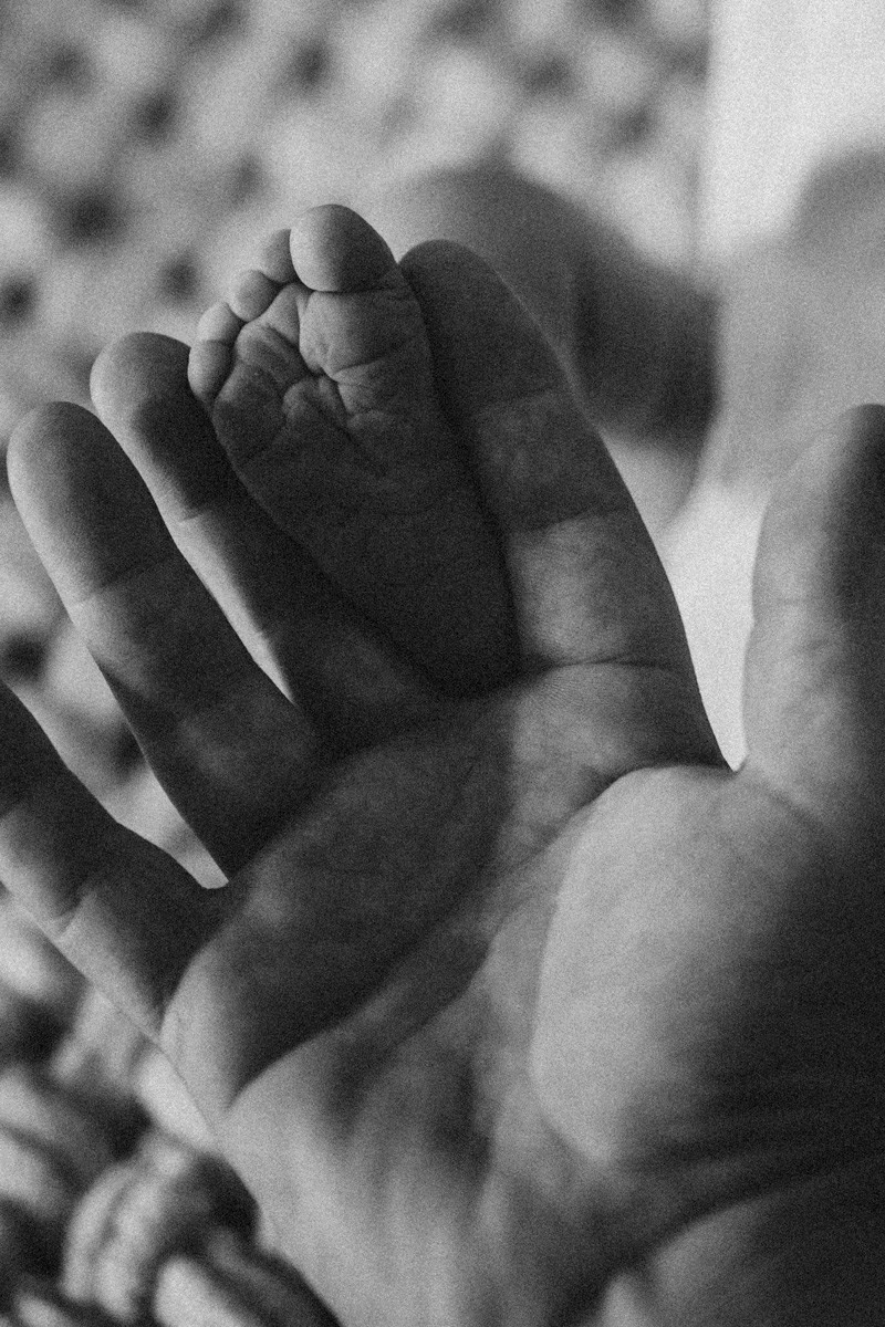 Maja Wilijam Lana i Hana — porodicno fotografisanje bebe kod kuce. Deciji i porodicni fotograf u Beogradu Oksana Skendzic