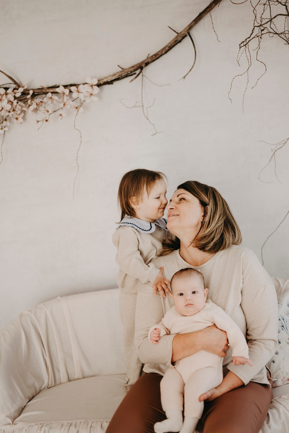 Mamine i bakine Masa i Nadja. Deciji i porodicni fotograf u Beogradu Oksana Skendzic