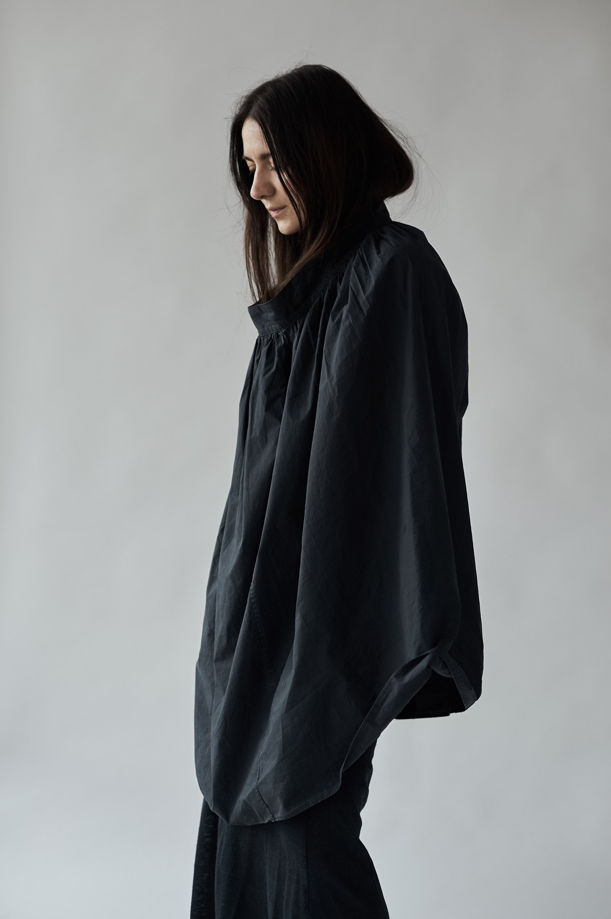 Portrait photography, woman in black dress. Portrait Photographer in Brussels & Amsterdam — Victoria Ushkanova