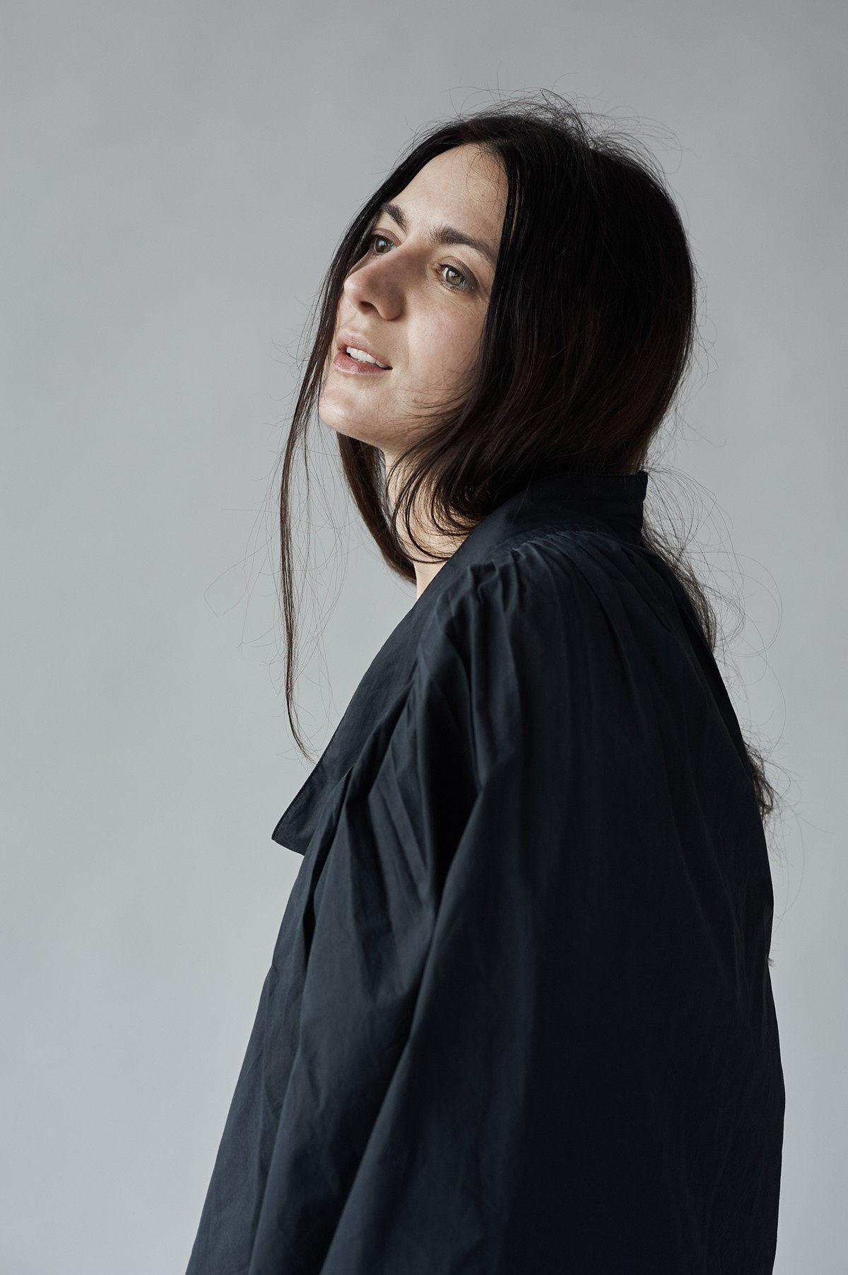 Portrait photography, woman in black dress. Portrait Photographer in Brussels & Amsterdam — Victoria Ushkanova