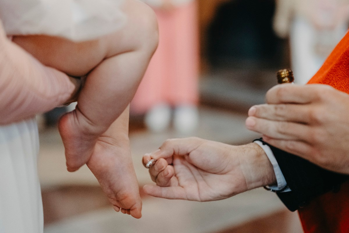 Verino krstenje / Crkva Rodjenja Presvete Bogorodice, Batajnica. Deciji i porodicni fotograf u Beogradu Oksana Skendzic