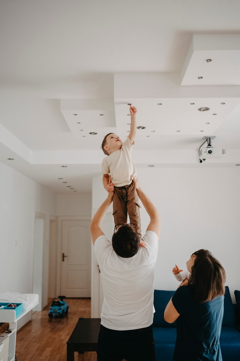 Porodicno fotografisanje kod kuce — Andjela, Lazar, Janko i Mihajlo. Deciji i porodicni fotograf u Beogradu Oksana Skendzic