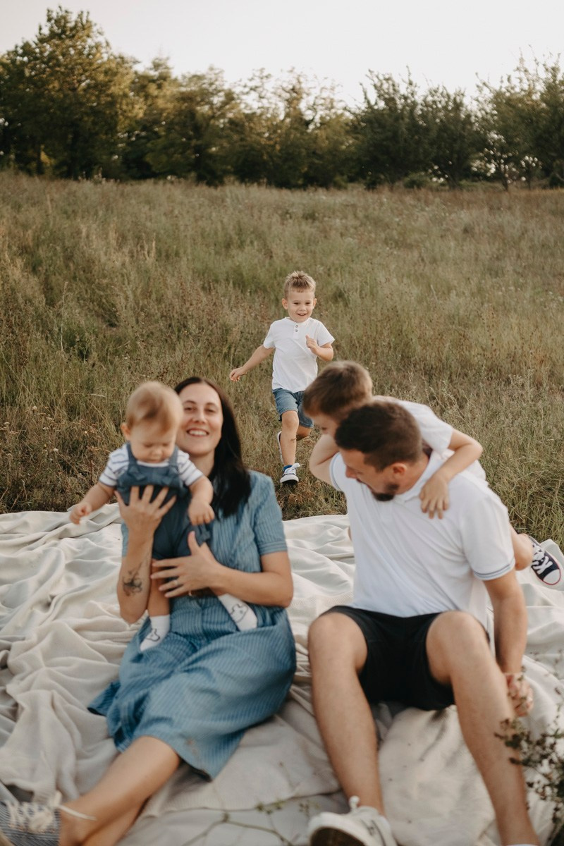 Basici / porodicno fotografisanje u prirodi. Deciji i porodicni fotograf u Beogradu Oksana Skendzic