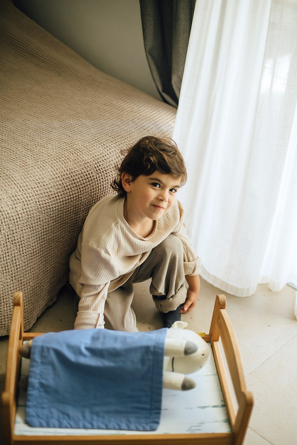Mom&daughter at home. Family photographer in Israel