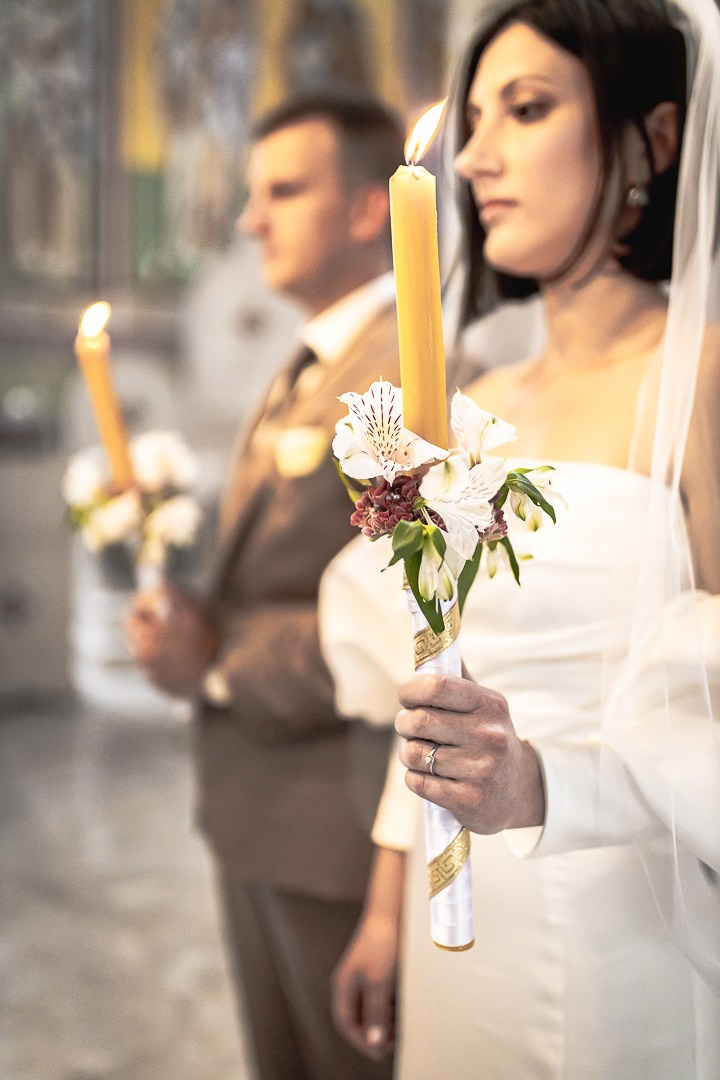 Fotografisanje mladenaca u crkvi na venčanju