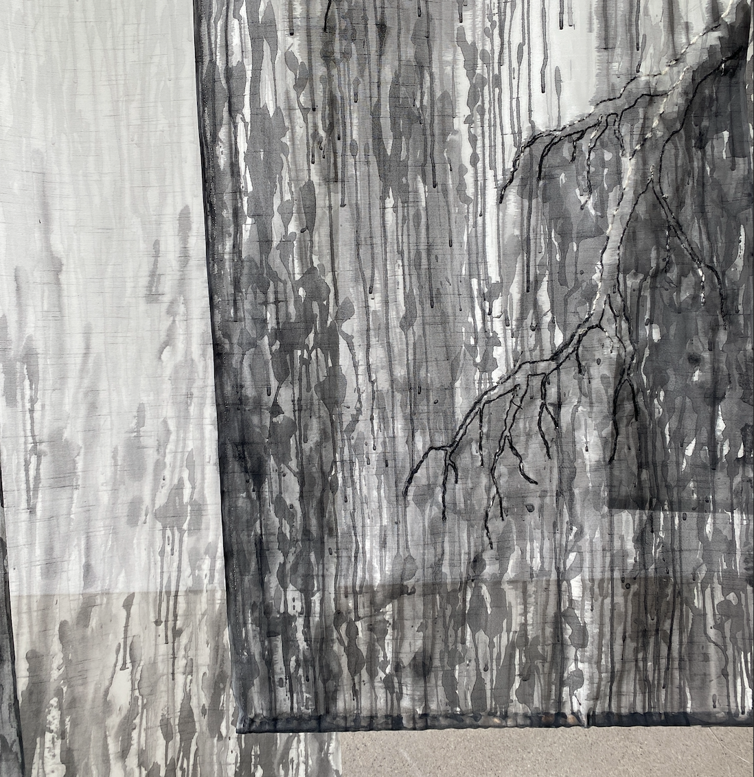 Tissu funéraire, fil de laine, encre Installation variable