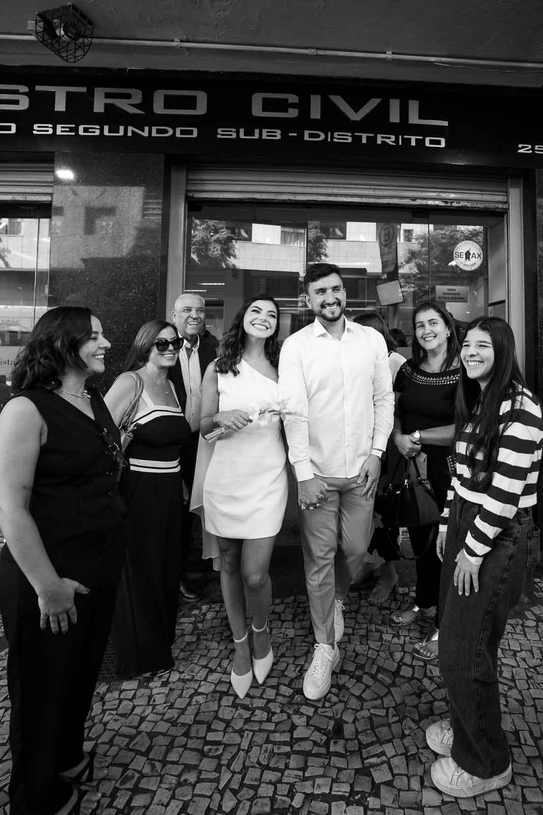 Ensaio civil documental de Rafa e Ricardo na Praça da Liberdade com fotos feitas por Edu e Josi Fotografia. Um ensaio de casal em Belo Horizonte com direção leve, emoções reais e fotografia documental voltada para registrar momentos espontâneos, conexão verdadeira e memórias naturais em Minas Gerais.