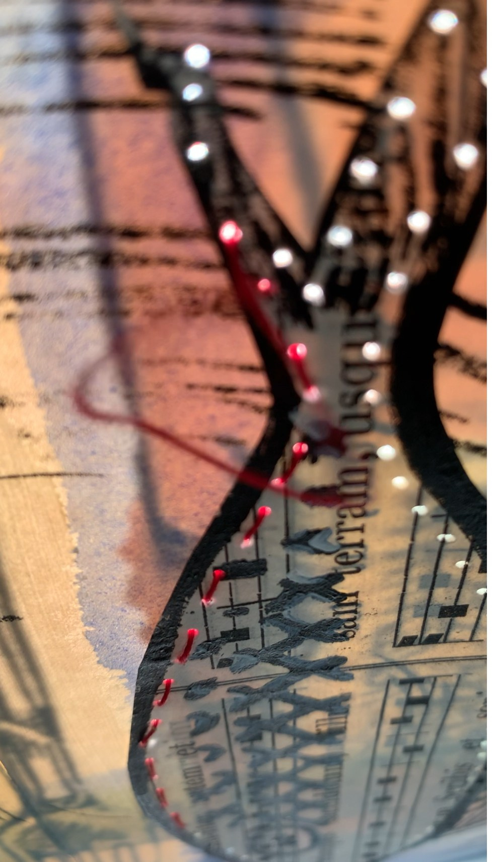 Dettaglio libro d’artista “Arte da Mangiare” di Nadia Kuprina, pesce, cucito, oro, collage