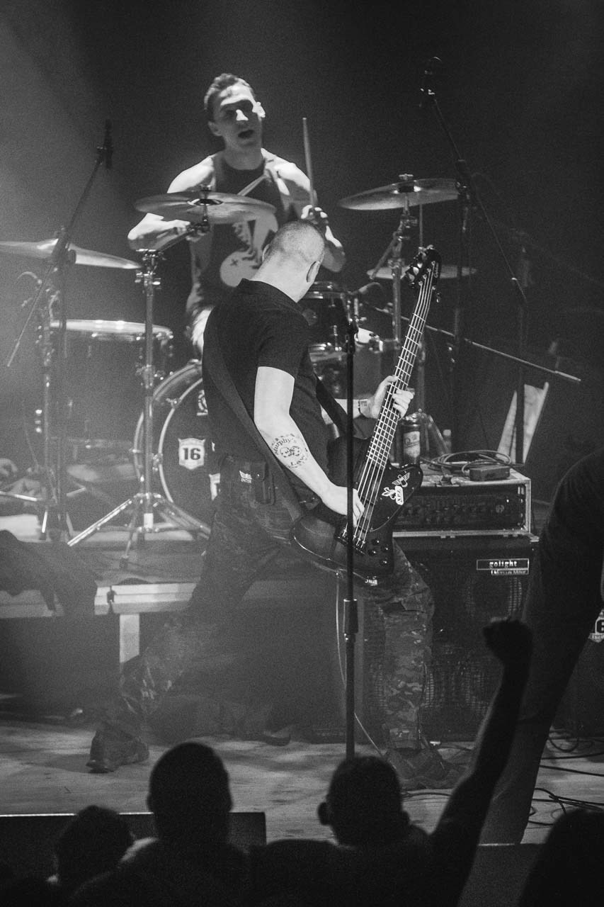 Basista benda Neprijatelj prelazi zeku sa gitarom u strastvenom izvođenju na koncertu u Novom Sadu.