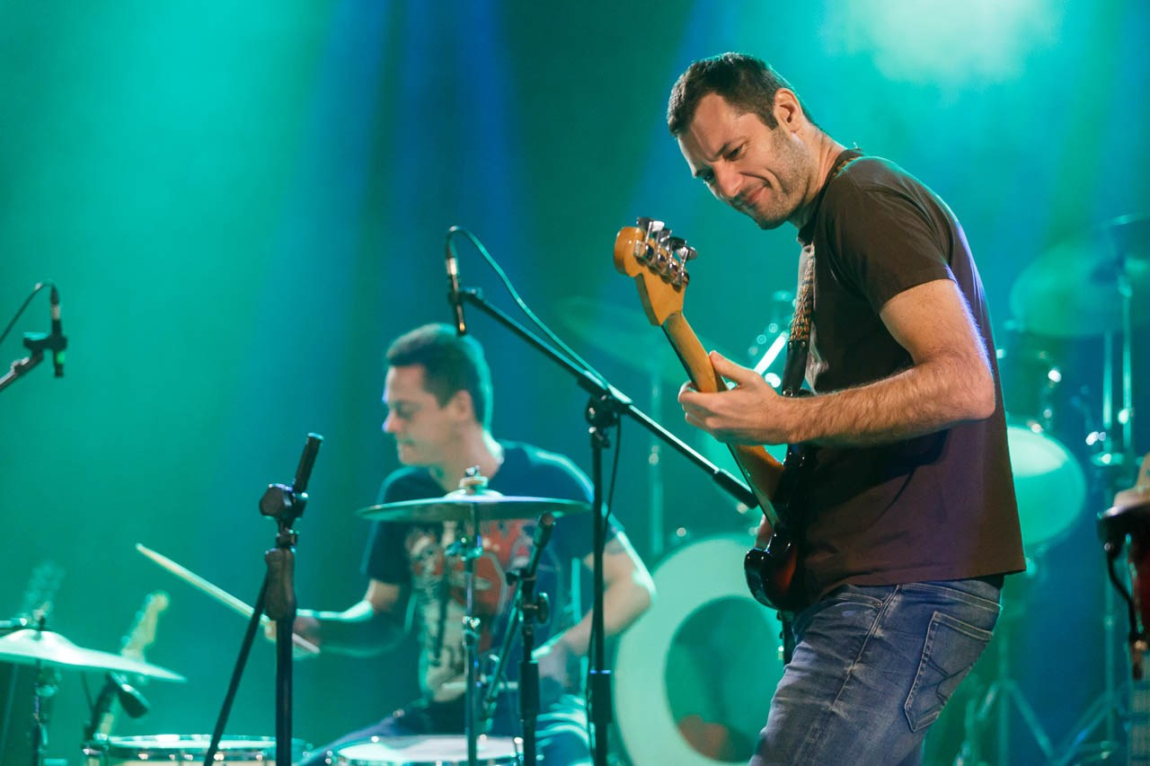 Basista Moonshine Alligators benda u solo izvedbi na bas gitari tokom uživo nastupa sa bendom.