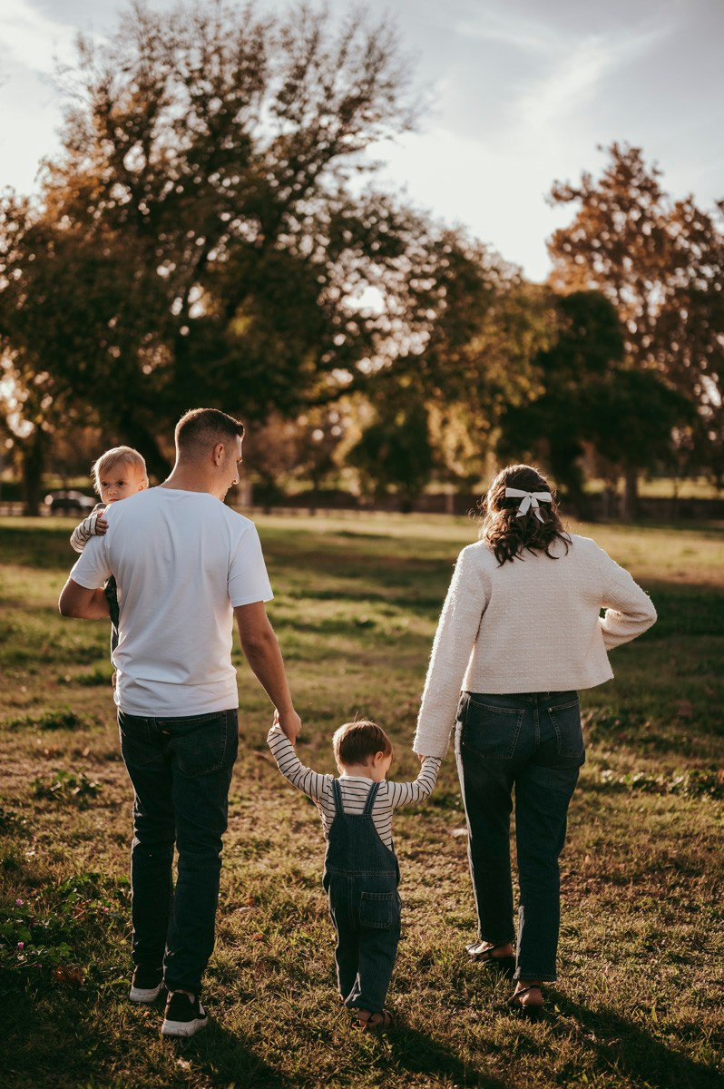 Aleksandra, Filip, Lion i Luka / PORODICNOFOTOGRAFISANJE napolju. Deciji i porodicni fotograf u Beogradu Oksana Skendzic
