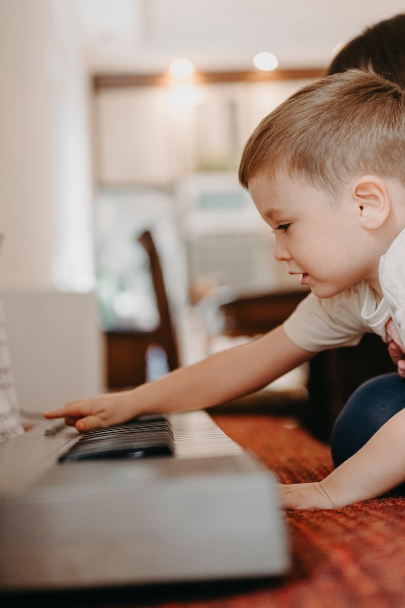 Porodicno fotografisanje kod kuce — Andjela, Lazar, Janko i Mihajlo. Deciji i porodicni fotograf u Beogradu Oksana Skendzic