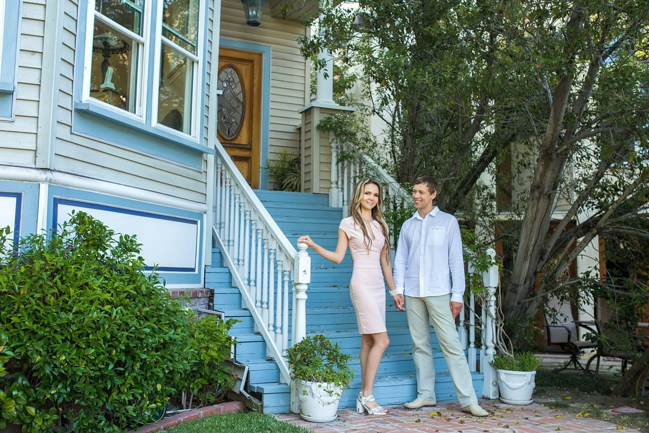 Best photoshoot spots in Venice Canals, Los Angeles, featuring a happy couple