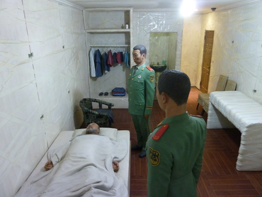 S.A.C.R.E.D. (2013) Ай Вэйвэя — реалистичные диорамы, раскрывающие психологическое давление, тюремный надзор и жизнь под постоянным наблюдением.