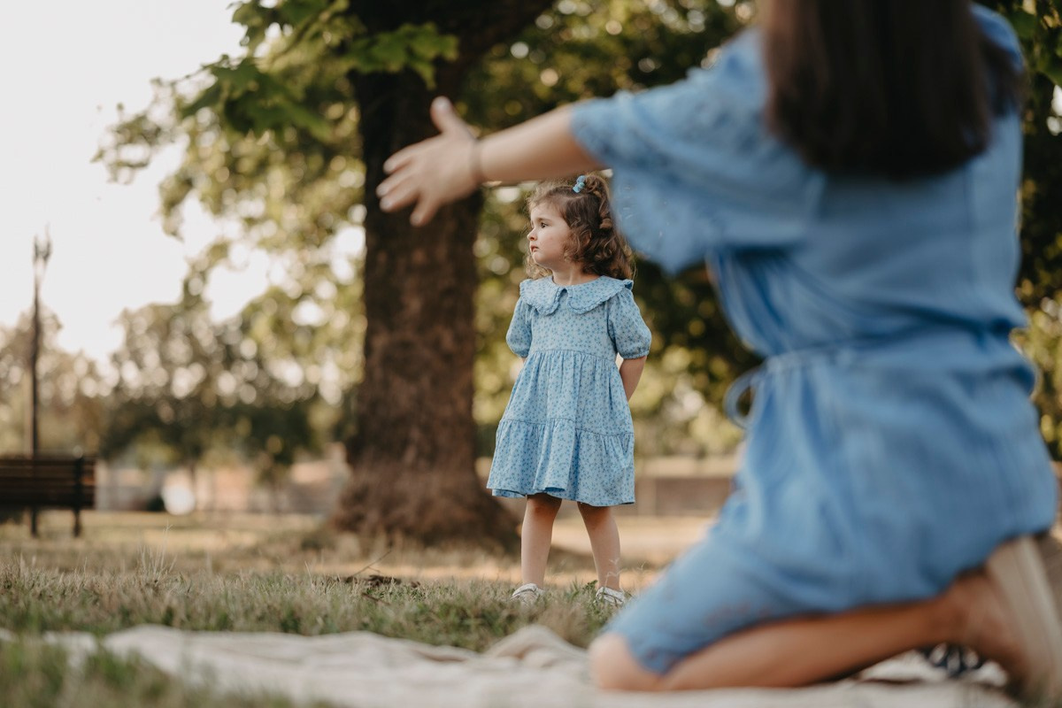 Jovana Zoran Jana i Bogdan — porodicno fotografisanje napolju. Deciji i porodicni fotograf u Beogradu Oksana Skendzic