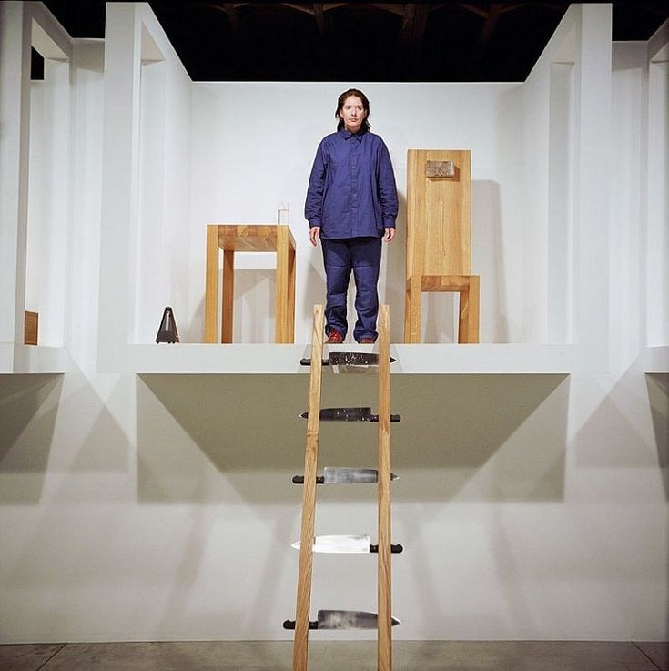 Марина Абрамович, The House with the Ocean View, 2002. Жилая инсталляция в галерее Sean Kelly, Нью-Йорк, где художница 12 дней жила на подиумах без еды и общения. 