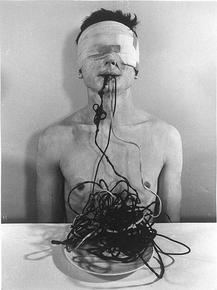 Рудольф Шварцкоглер, Третья акция, 1965, Вена. Экспериментальный перформанс, исследование боли и символики тела.