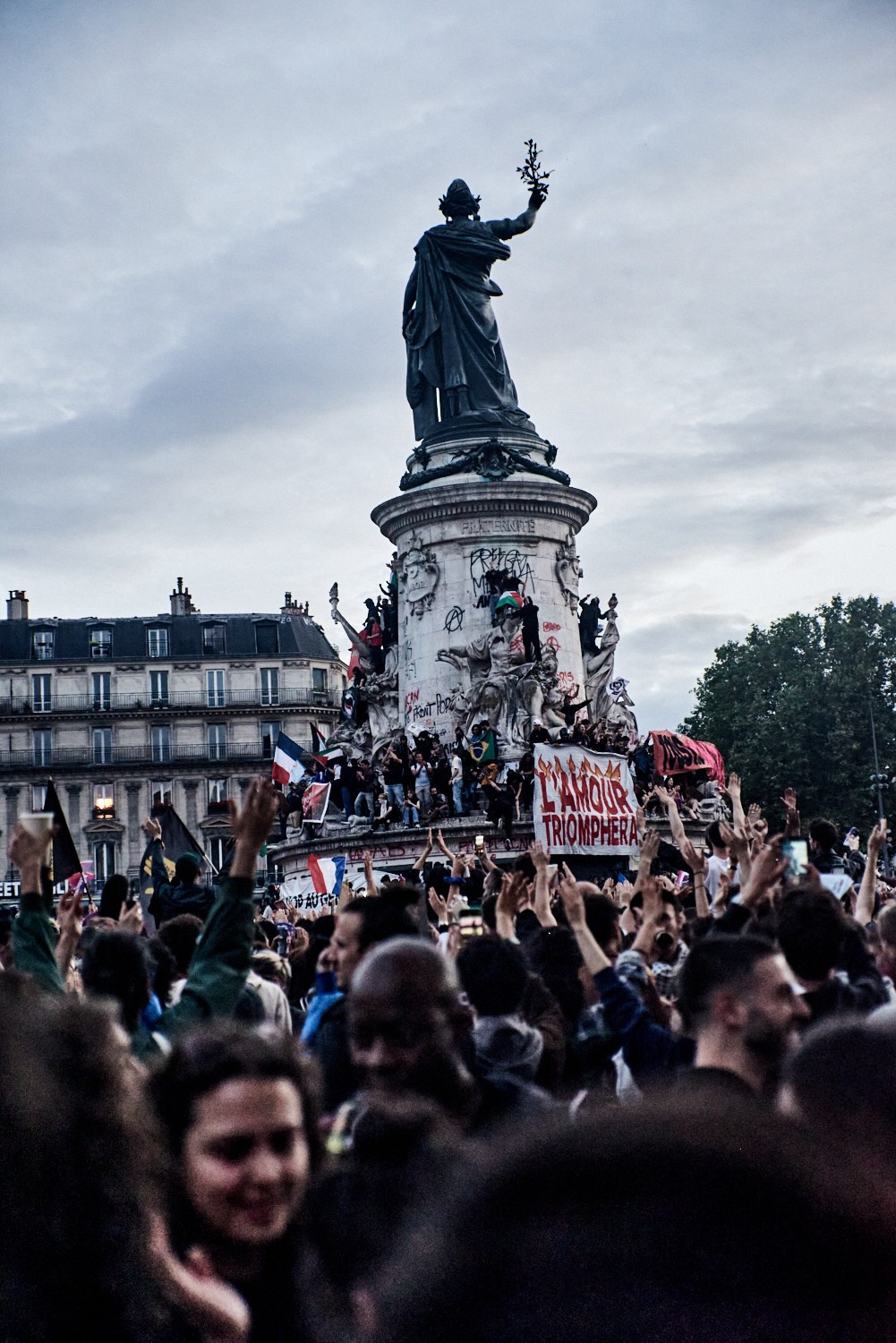 Paris (FRANCE), 7 juillet 2024 – Les militants de gauche laissent éclater leur joie et leur soulagement lors d'un rassemblement sur la Place de la République, après la victoire du Nouveau Front populaire et la défaite du Rassemblement national au second tour des élections législatives anticipées.