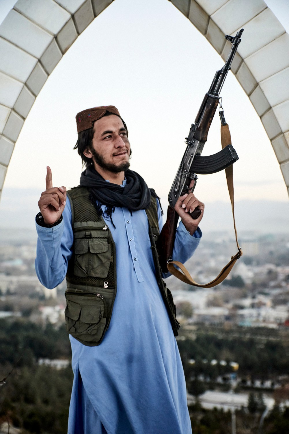 Kaboul, 23 novembre 2021 – Un combattant taliban dans le parc de Bibi Mahru, sur les hauteurs de Kaboul.