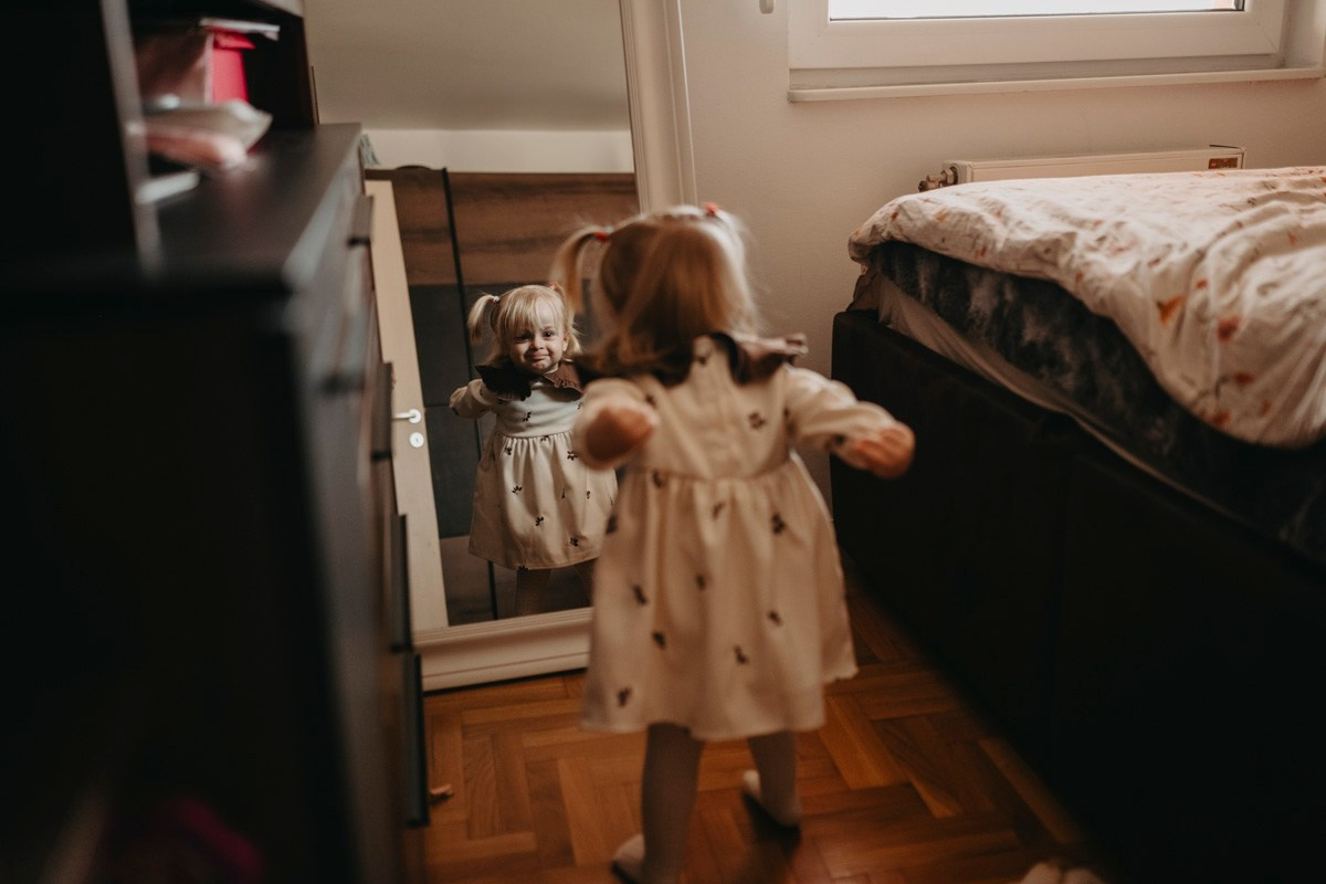 Maja Wilijam Lana i Hana — porodicno fotografisanje bebe kod kuce. Deciji i porodicni fotograf u Beogradu Oksana Skendzic