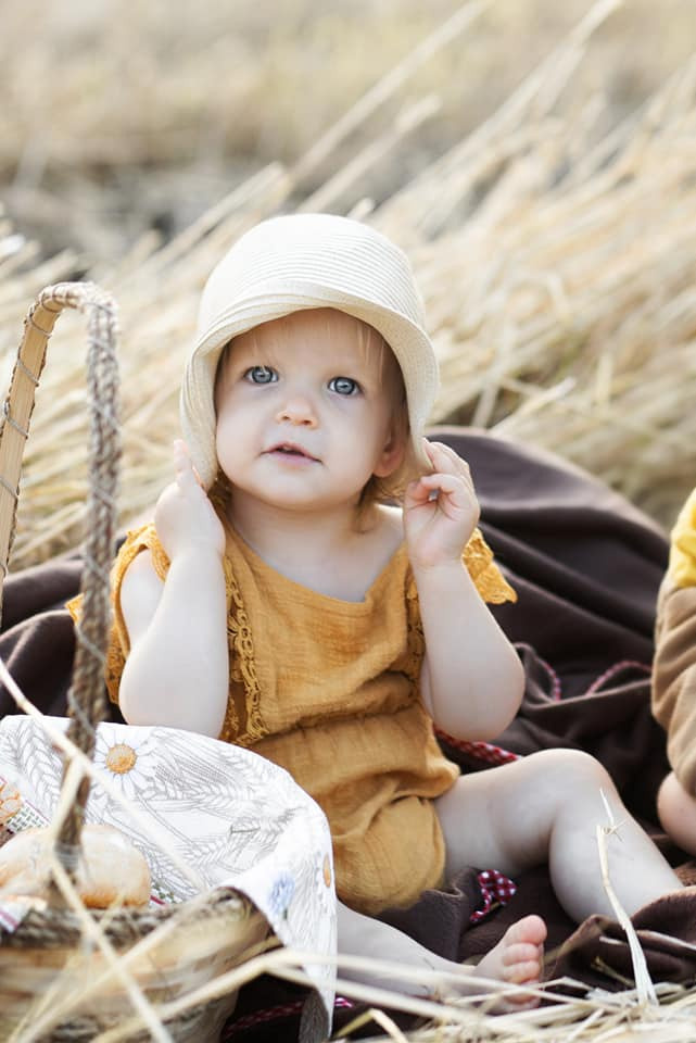 Sommer-Fotoshooting auf dem Feld. Olena Fritz Fotografie