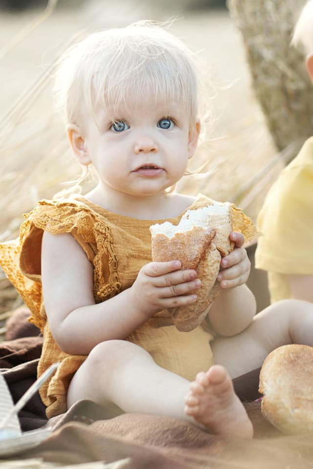 Sommer-Fotoshooting auf dem Feld. Olena Fritz Fotografie