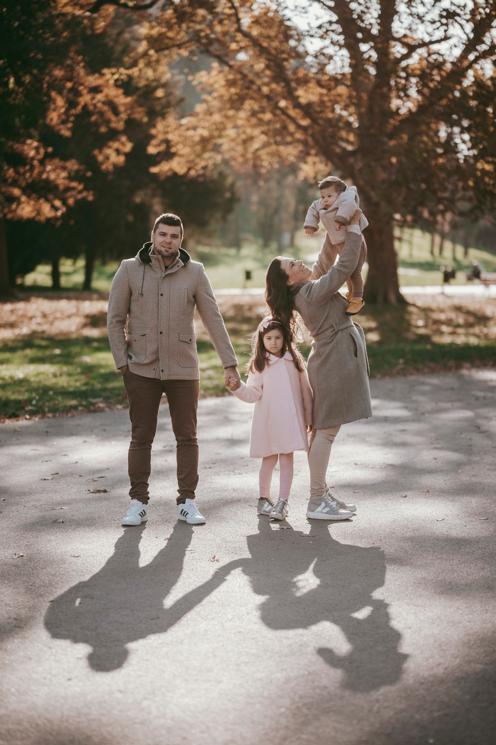 Iva, Ivan, Tara i Stefan — porodicno fotografisanje napolju. Deciji i porodicni fotograf u Beogradu Oksana Skendzic