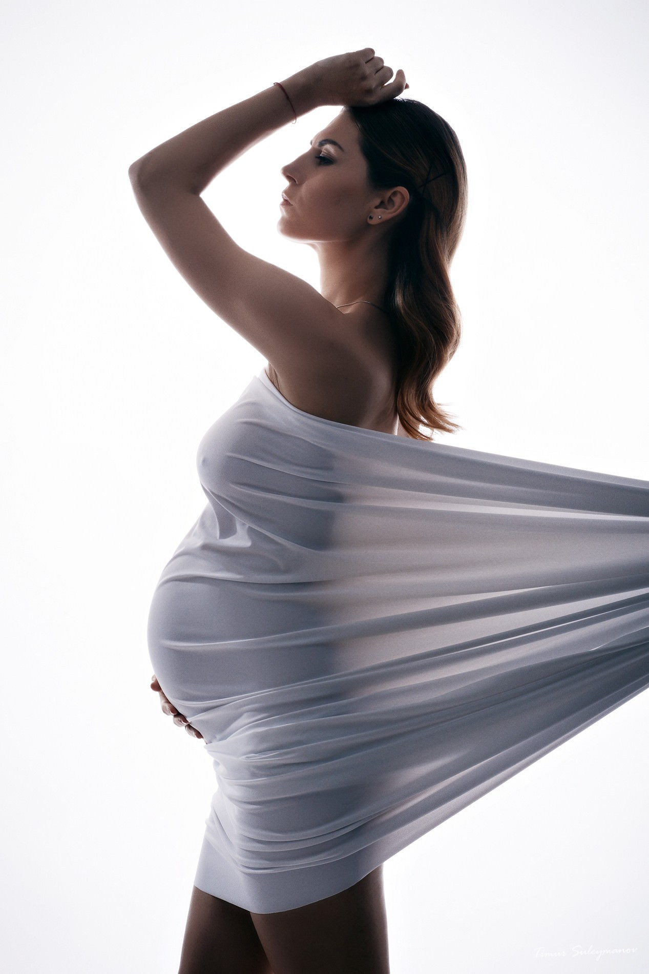 Schwangere Frau auf weißem Hintergrund