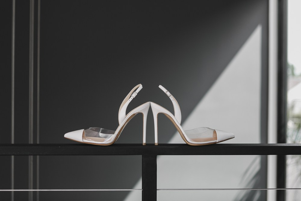 Сватбени обувки булка детайлна фотография мода елегантност подготовка България