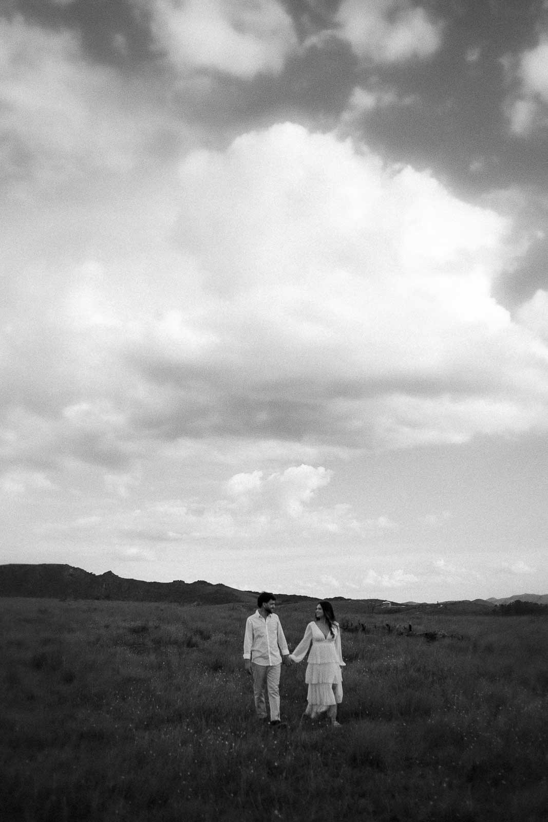 Fotografias naturais de Larissa e Rafael em ensaio documental em Lavras Novas ao entardecer. Pre wedding feito por Edu e Josi Fotografia em Minas Gerais.
