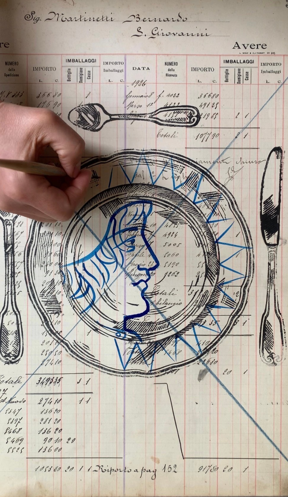 Lavoro appartenente alla serie Panem Quotidianum, basata su registri contabili storici (1918–1930). L’artista interviene su ogni pagina attraverso linoleografie manuali di piatti e posate, inserendo nel centro un profilo dipinto in blu. Il numero di pagina determina il titolo, mantenendo la struttura archivistica originaria. Il riferimento ai piatti nuziali rinascimentali (Deruta) introduce una dimensione celebrativa e rituale, attivando un dialogo tra memoria economica, identità e iconografia conviviale.