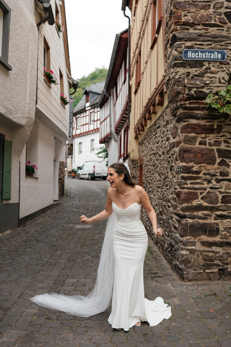 Wedding on a Boat on Mosel River in Beilstein. Wedding photographer & videographer in Germany and Frankfurt | Denis Mirosnik