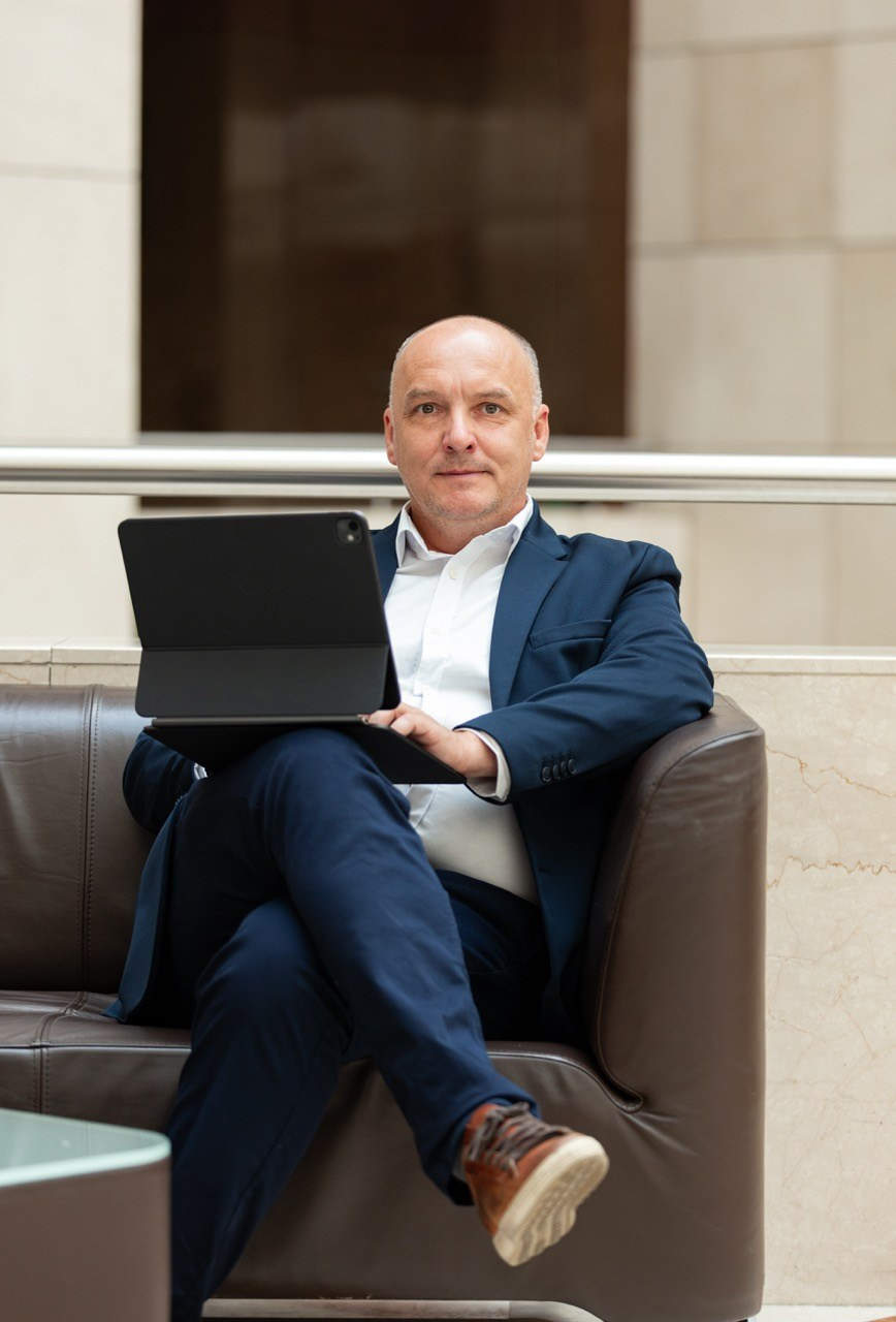 Business portrét Praha. Dana Lišková — Empathetic Photographer | Introspective Artist |Neurodivergent Coach | Founder of Artepy.cz